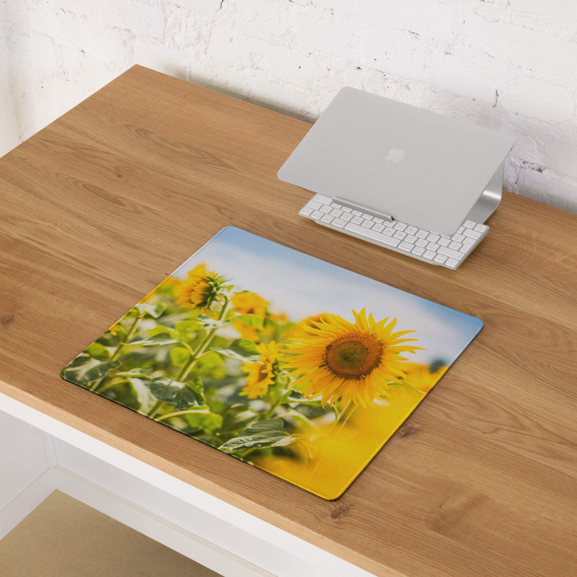 Vibrant sunflower field gaming mouse pad, large non-slip, smooth glossy surface