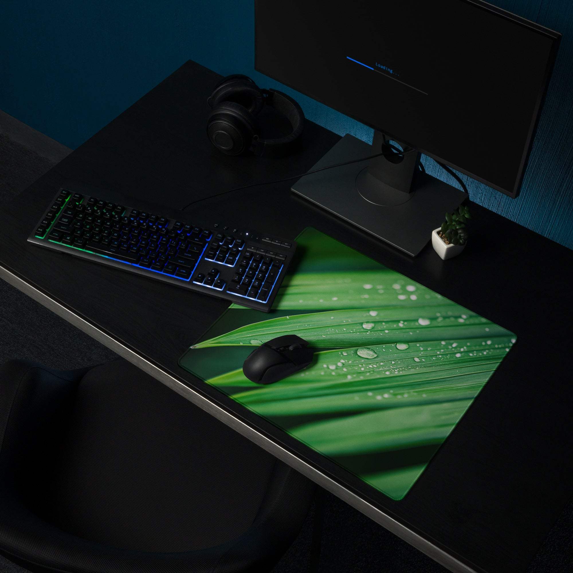 Green leaf-patterned gaming mouse pad with water droplets, non-slip base