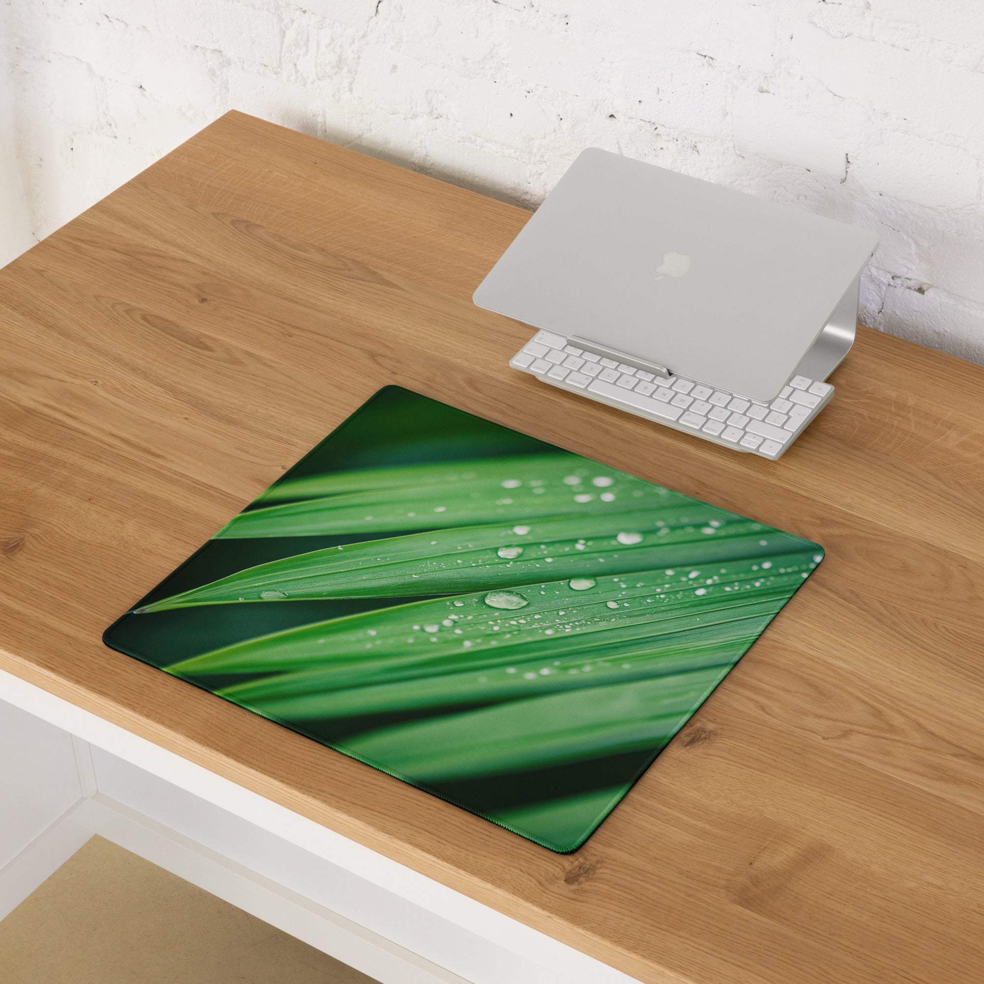 Green leaf-patterned gaming mouse pad with water droplets, non-slip base