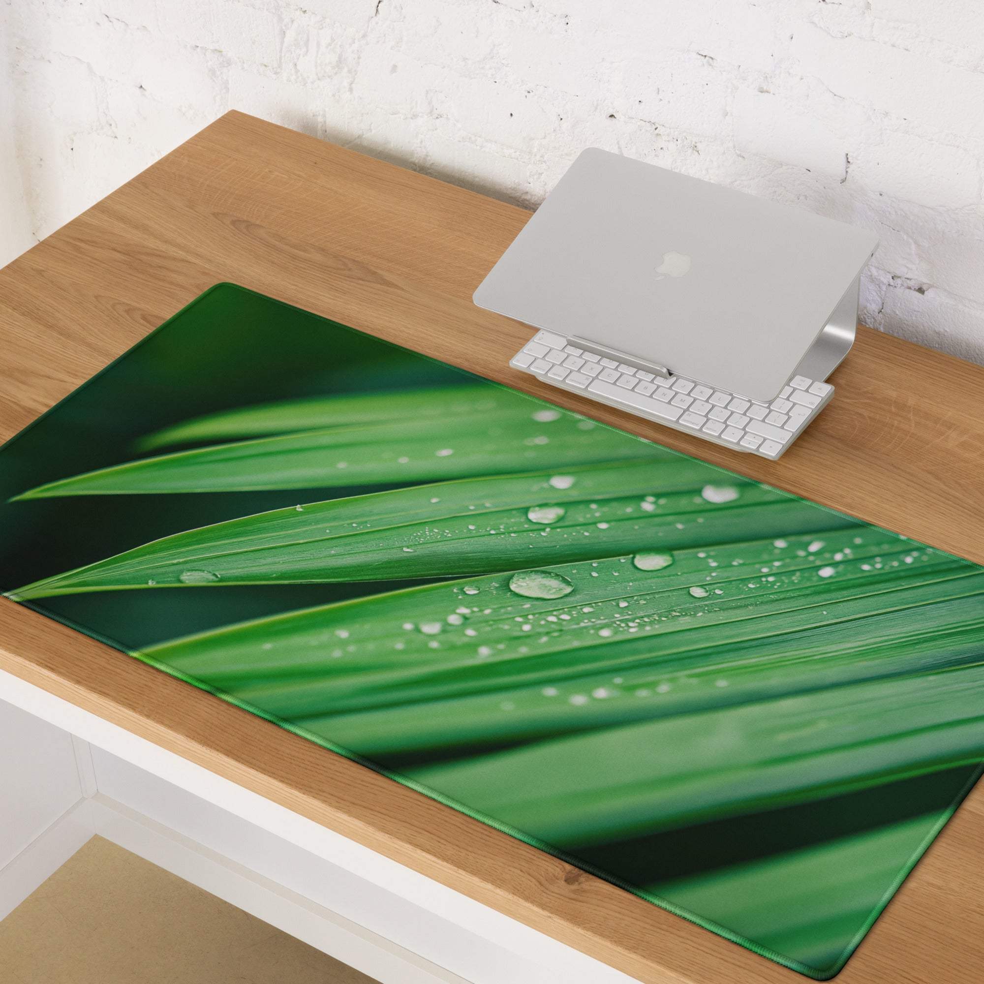 Green leaf-patterned gaming mouse pad with water droplets, non-slip base